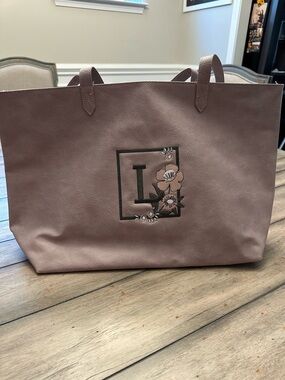 Thirty One Modern Tote. Monogrammed with L. New